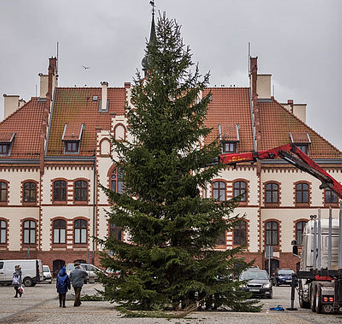 Na rynku w Piszu stanęła już choinka